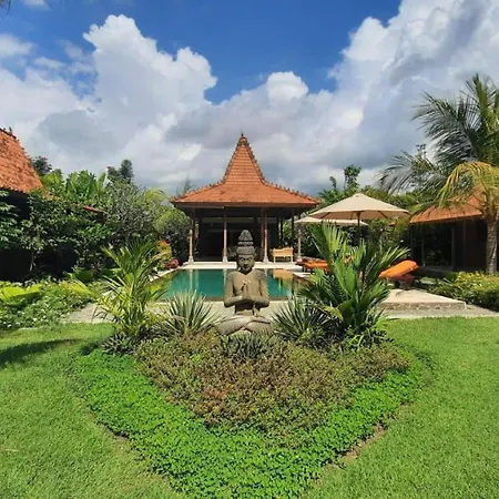 Le Petit Leon'S Traditional Wooden House