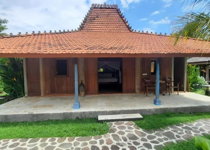 Le Petit Leon's Traditional Wooden House ベッド・アンド・ブレックファスト 3*