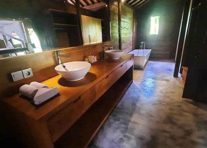 Le Petit Leon's Traditional Wooden House 3* Tegallengah