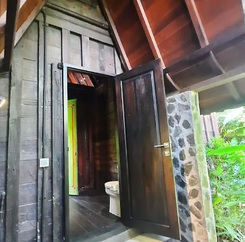 ベッド・アンド・ブレックファスト Le Petit Leon's Traditional Wooden House Tegallengah