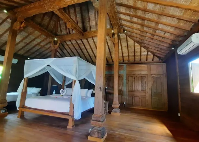 Le Petit Leon's Traditional Wooden House Tegallengah