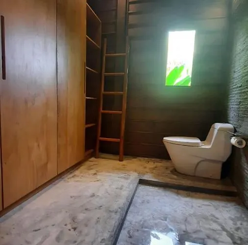 Le Petit Leon's Traditional Wooden House 3* Tegallengah