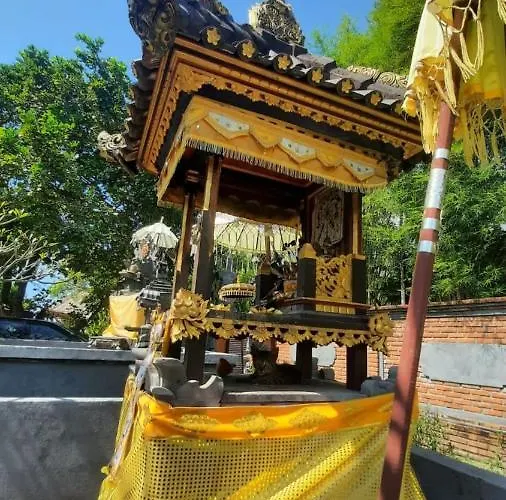 Le Petit Leon's Traditional Wooden House 3* Tegallengah