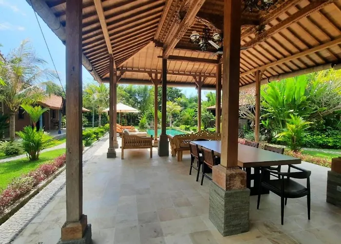 Le Petit Leon's Traditional Wooden House
