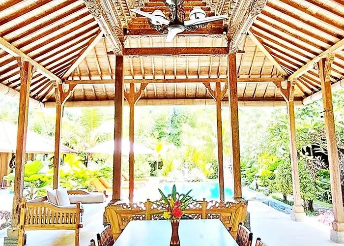 Le Petit Leon's Traditional Wooden House