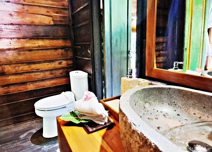 Le Petit Leon's Traditional Wooden House ベッド・アンド・ブレックファスト Tegallengah