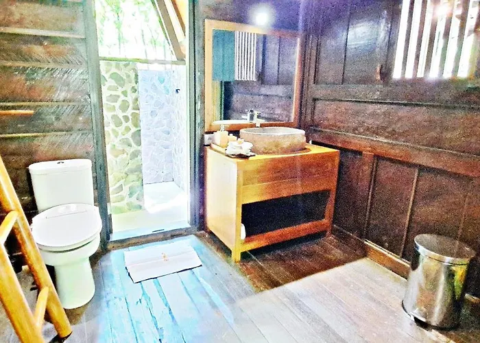 Le Petit Leon's Traditional Wooden House ベッド・アンド・ブレックファスト Tegallengah
