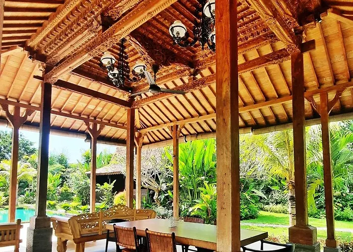 Le Petit Leon's Traditional Wooden House Tegallengah