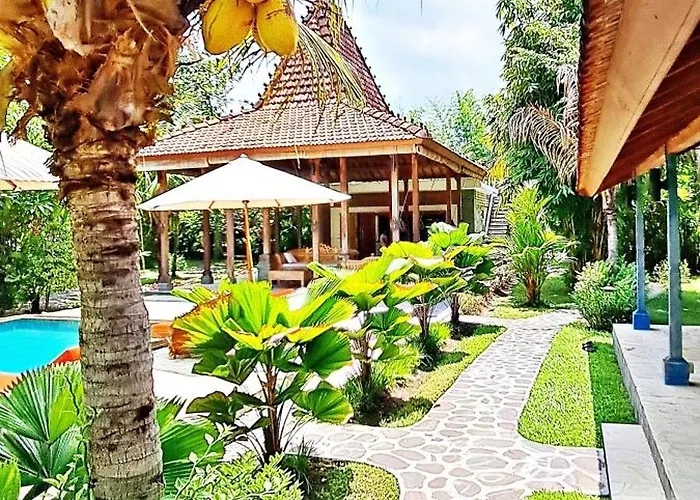Le Petit Leon's Traditional Wooden House