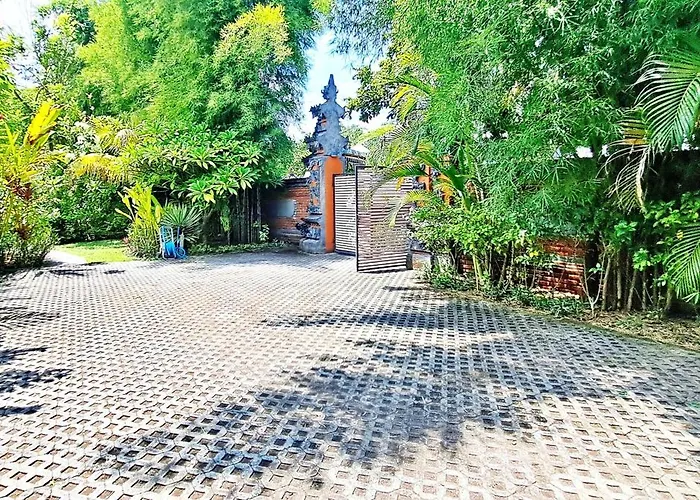 Le Petit Leon's Traditional Wooden House 3* Tegallengah