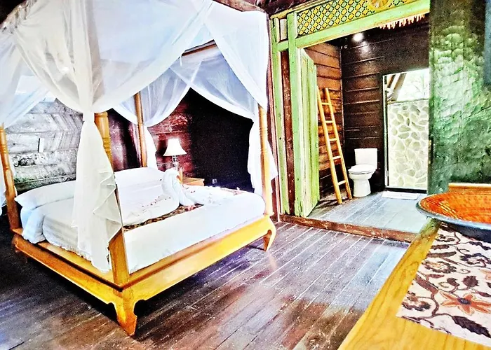 Le Petit Leon's Traditional Wooden House ベッド・アンド・ブレックファスト Tegallengah